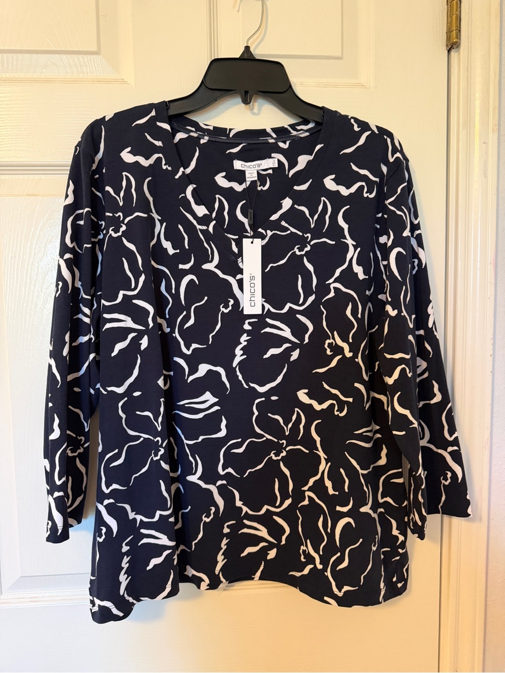 Chico's size 3 Navy and White Floral V-Neck Long Sleeve Top, nape to hem 24.5"